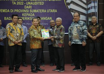 Bupati Asahan Serahkan LKPD TA 2022 Kepada BPK