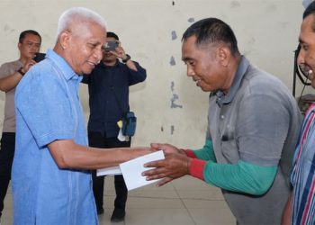 Bupati Asahan Beri Penghargaan Karyawan DLH Terbaik