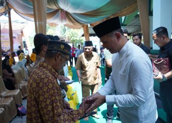 Resmikan Masjid Istiqomah Al Musannif, Wagubsu Didampingi Bupati Asahan Berikan Tali Asih