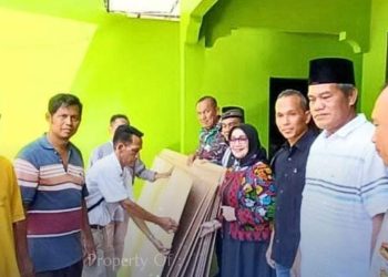 Wakil Bupati Labuhanbatu Hj Ellya Rosa Siregar saat memberikan bantuan kepada korban bencana angin puting beliung. 