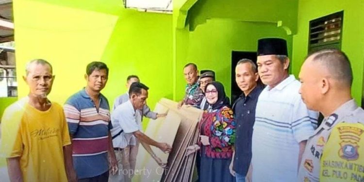 Wakil Bupati Labuhanbatu Hj Ellya Rosa Siregar saat memberikan bantuan kepada korban bencana angin puting beliung. 