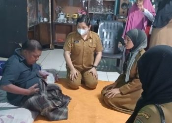 Camat Meranti di Dampingi TP PKK dan Kapus Mengunjungi Zainal Penderita Sakit Kulit
