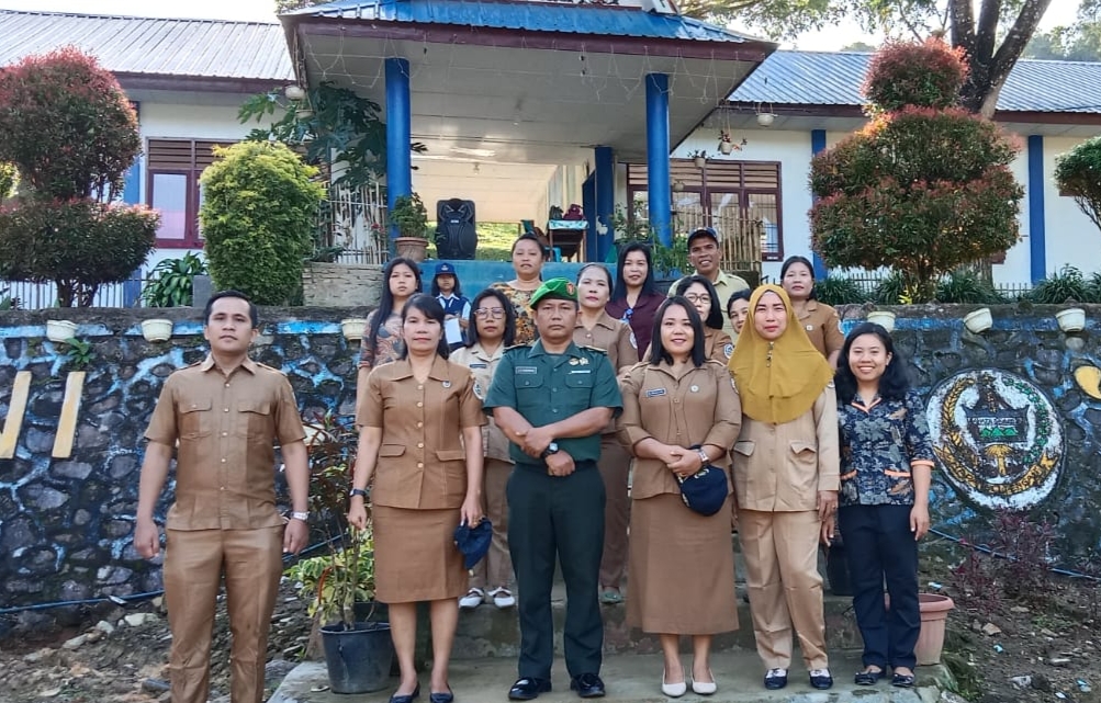 Babinsa Koramil 05/Kolang, Peltu AR Pandiangan menjadi Inspektur Upacara (Irup) di SMP Negeri 1 Sitahuis, Kabupaten Tapteng, Senin (05/06/2023).