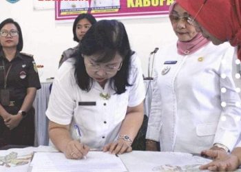 Wakil Bupati Labuhanbatu Hj Ellya Rosa Siregar saat menyaksikan penandatanganan komitmen bersama aksi konvergensi percepatan penurunan stunting.