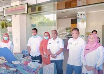 Plt Kadis Sosial Labuhanbatu Syahrizal Hasibuan saat menjemput Kakek Pensiunan TNI dari RSUD Rantauprapat.