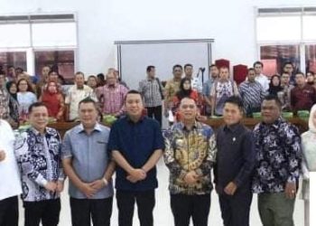 Bupati Labuhanbatu H Erik Adtrada Ritonga MKM berfoto bersama dengan anggota DPRD Propinsi Sumatera Utara di ruang data dan karya.