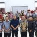 Bupati Labuhanbatu H Erik Adtrada Ritonga MKM berfoto bersama dengan anggota DPRD Propinsi Sumatera Utara di ruang data dan karya.