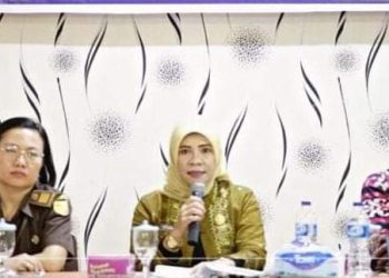 Kadis PPPA Labuhanbatu Hj. Tuti Noprida Ritonga, S.Si, Apt, MM (tengah).