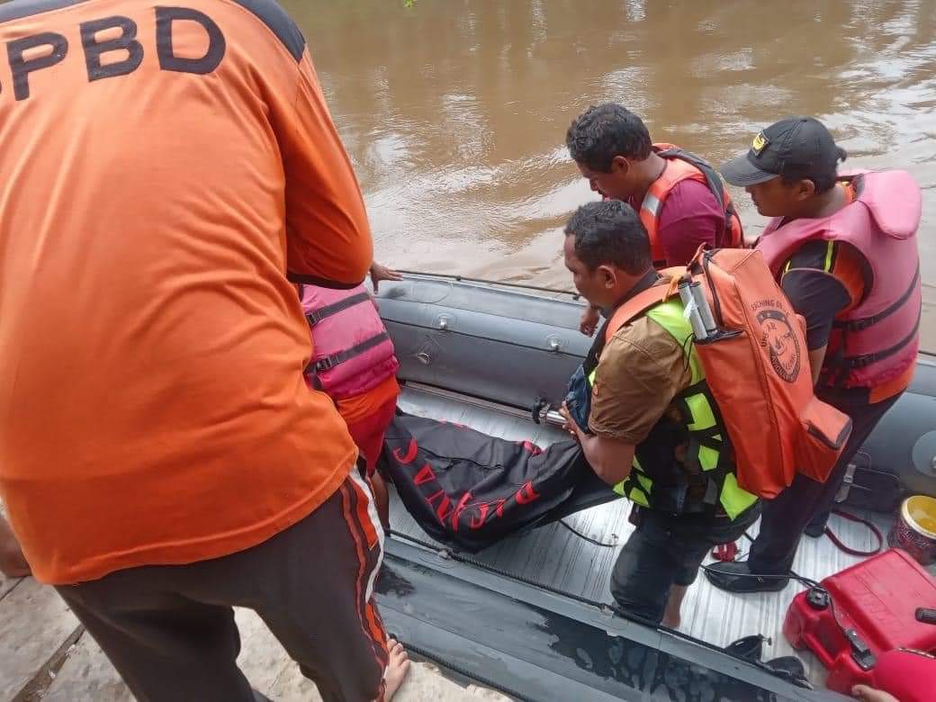 Tim BPBD Labuhanbatu Utara mengevakuasi mayat Susi Susana Sinambela yang diterkam buaya pada hari Rabu (7/6/2023). 