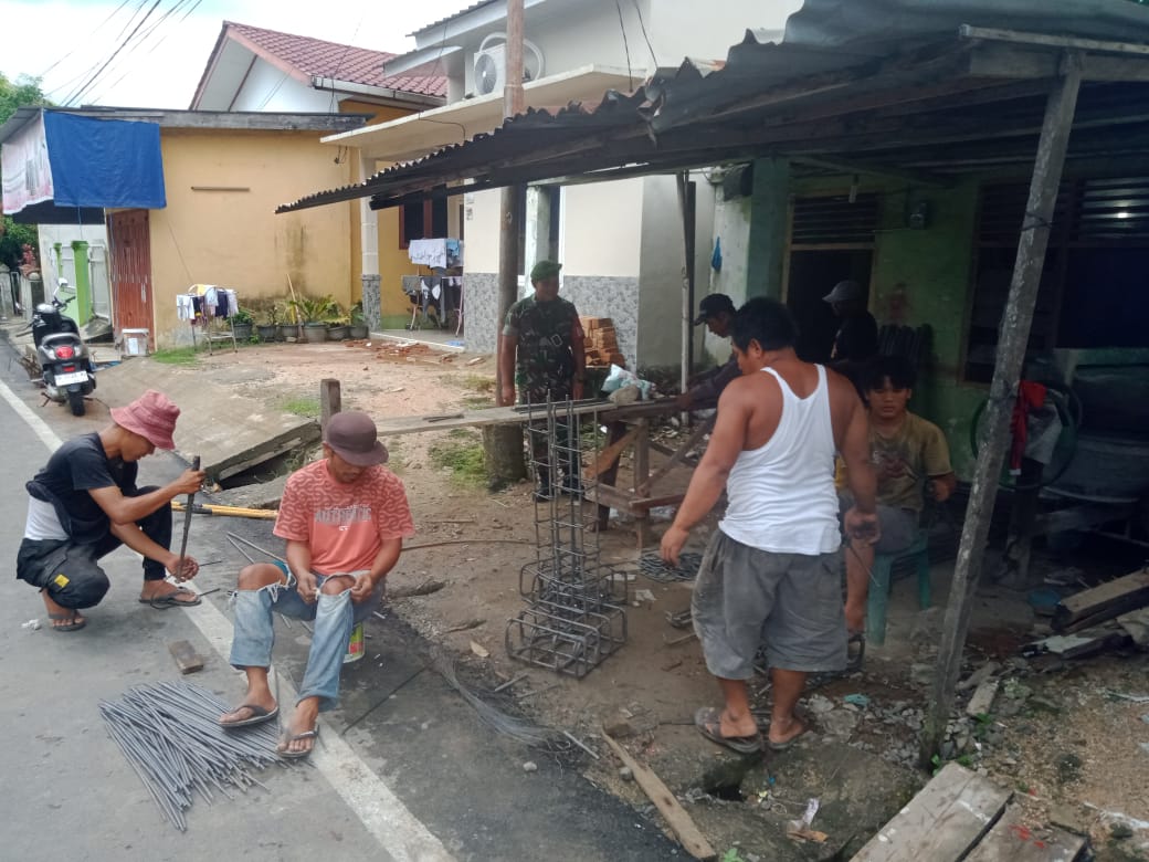 Babinsa Koramil 06/Kota, Kopda ST Sipahutar melaksanakan kegiatan Komsos dengan para pekerja bangunan, di Jalan Cendrawasih Kelurahan Pancuran Bambu, Kota Sibolga. 