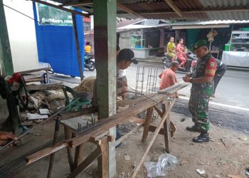 Ajang Silaturahmi, Babinsa Lakukan Komsos Dengan Pekerja Bangunan