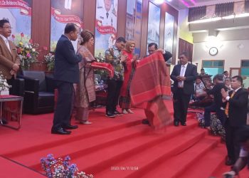  (TASLABNEWS, Richard Silaban)  Ephorus HKBP, Ompu i Pdt Dr. Robinson Butarbutar menyematkan ulos kepada bupati Labuhanbatu Utara dan istri.