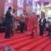 (TASLABNEWS, Richard Silaban) Ephorus HKBP, Ompu i Pdt Dr. Robinson Butarbutar menyematkan ulos kepada bupati Labuhanbatu Utara dan istri.