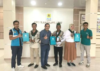Pengurus HMI Cabang Labuhanbatu Raya saat bersilaturahmi ke Kantor PLN UP3 Rantauprapat. 