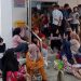 Warga yang menunggu pengurusan administrasi di RSU HAMS Kisaran.