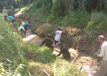 Babinsa Bersama Warga Gotong Royong Bersihkan Drainase