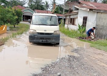“Terima Kasih Bupati Asahan, Karena Kepedulianmu Kami Bisa Ternak Ikan di Badan Jalan”