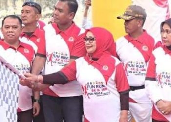 Bupati Labuhanbatu H Erik Adtrada Ritonga MKM saat melepas peserta Fun Run. 