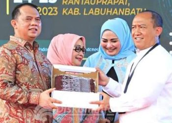 Bupati Labuhanbatu H Erik Adtrada Ritonga MKM (kiri). 