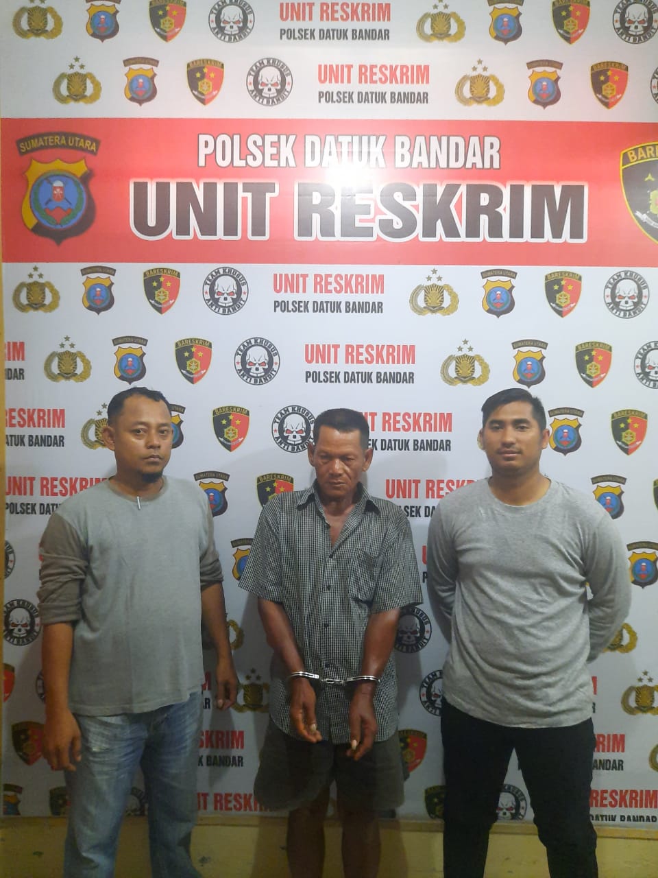 Tersangka yang membakar istrinya saat di kantor polisi.