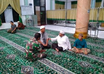 Usai Sholat Berjamaah, Babinsa Laksanakan Komsos Dengan Tokoh Agama