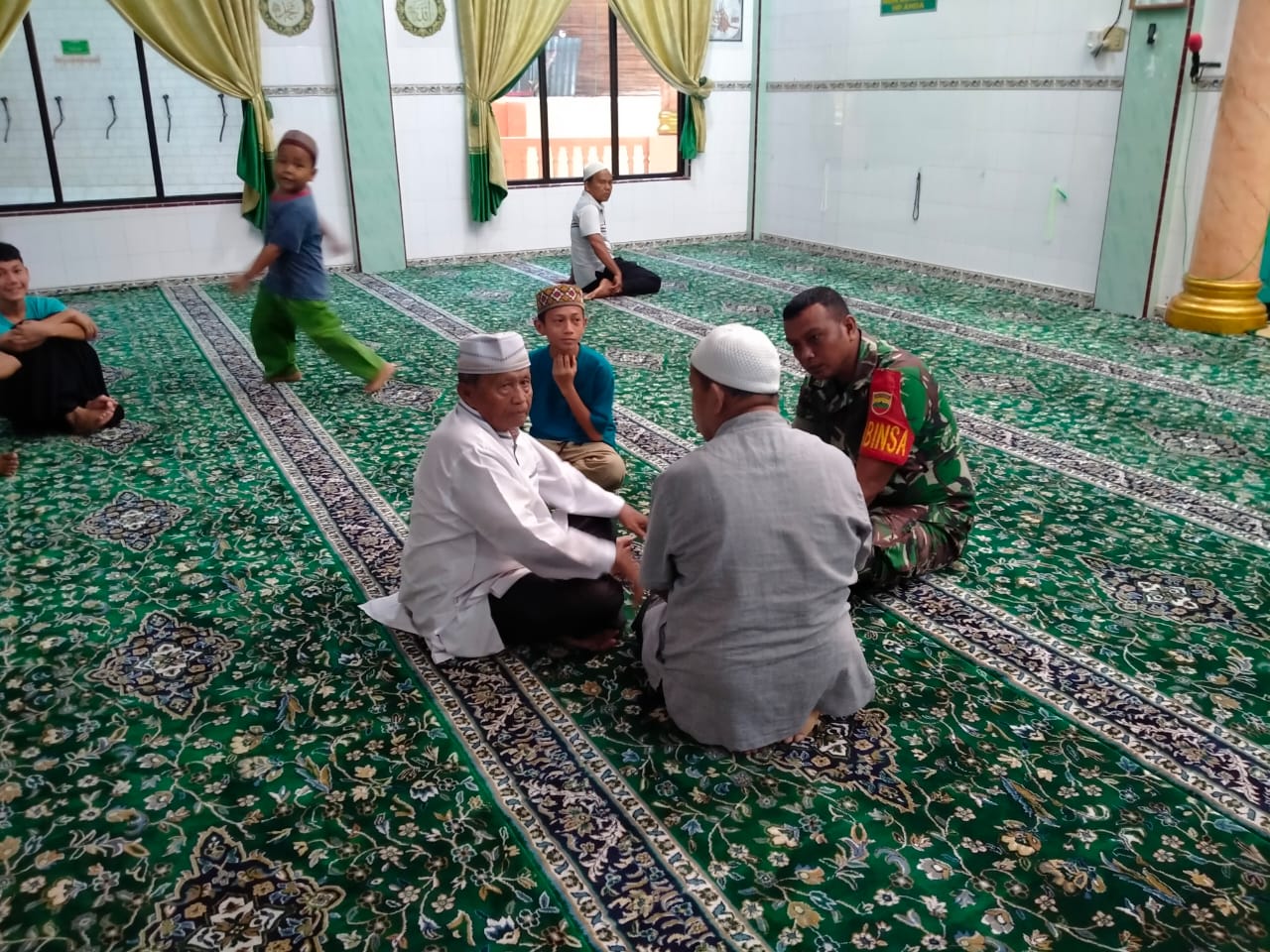 Babinsa Koramil 06/Kota, Serda Hilman Purba melaksanakan kegiatan Komsos dengan Tokoh Agama di Mesjid Nurul ikhlas, di Kelurahan Pancuran Pinang, Kota Sibolga.