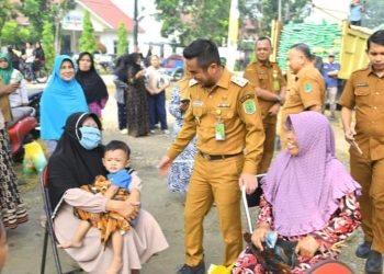Wabup Labura, H. Samsul Tanjung menyapa warga saat pelaksanaan Gerakan Pangan Murah,