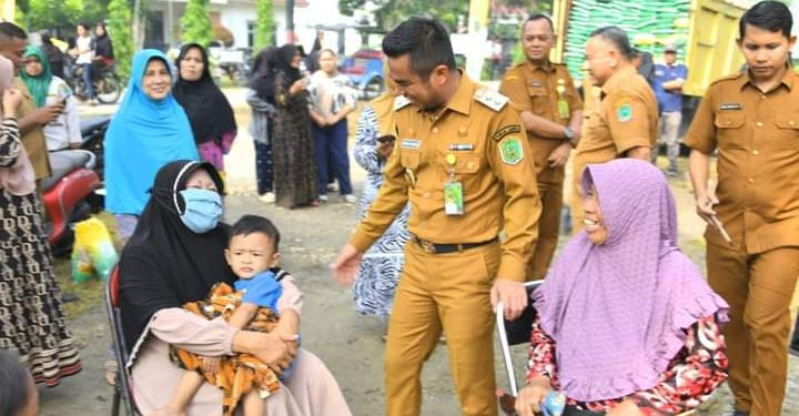 Wabup Labura, H. Samsul Tanjung menyapa warga saat pelaksanaan Gerakan Pangan Murah,