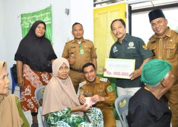 Wakil Bupati Labuhanbatu Utara, H. Samsul Tanjung, menyerahkan BLT DD kepada warga Desa Damuli Kebun, Kecamatan Kualuh Selatan. 