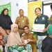 Wakil Bupati Labuhanbatu Utara, H. Samsul Tanjung, menyerahkan BLT DD kepada warga Desa Damuli Kebun, Kecamatan Kualuh Selatan.