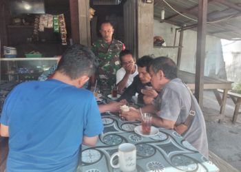 Babinsa Koramil 06/Kota, Serka Asi Sinurat menyambangi sejumlah warga yang tengah berkerumun di warung, yang berlokasi di Kelurahan Aek Manis, Kota Sibolga.