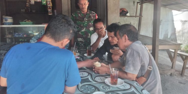 Babinsa Koramil 06/Kota, Serka Asi Sinurat menyambangi sejumlah warga yang tengah berkerumun di warung, yang berlokasi di Kelurahan Aek Manis, Kota Sibolga.