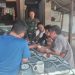 Babinsa Koramil 06/Kota, Serka Asi Sinurat menyambangi sejumlah warga yang tengah berkerumun di warung, yang berlokasi di Kelurahan Aek Manis, Kota Sibolga.