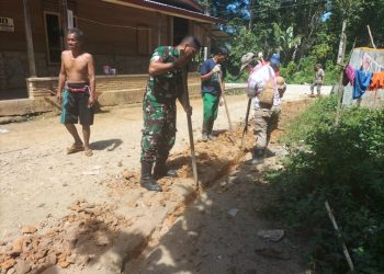 Babinsa Bantu Gali Saluran Pipa untuk Bantu Warga