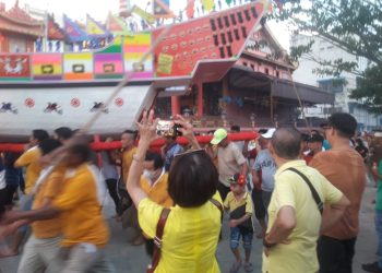 Personel Polres Tanjungbalai Amankan Ritual Pembakaran Duplikat Kapal Tongkang 