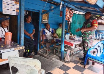 Sambangi Pemilik Warung, Babinsa Ingatkan Jaga Kebersihan & Kesehatan