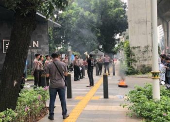 Tuntut Tangkap Dirut PLN, Mahasiswa Bakar Ban di Depan Personil Polisi