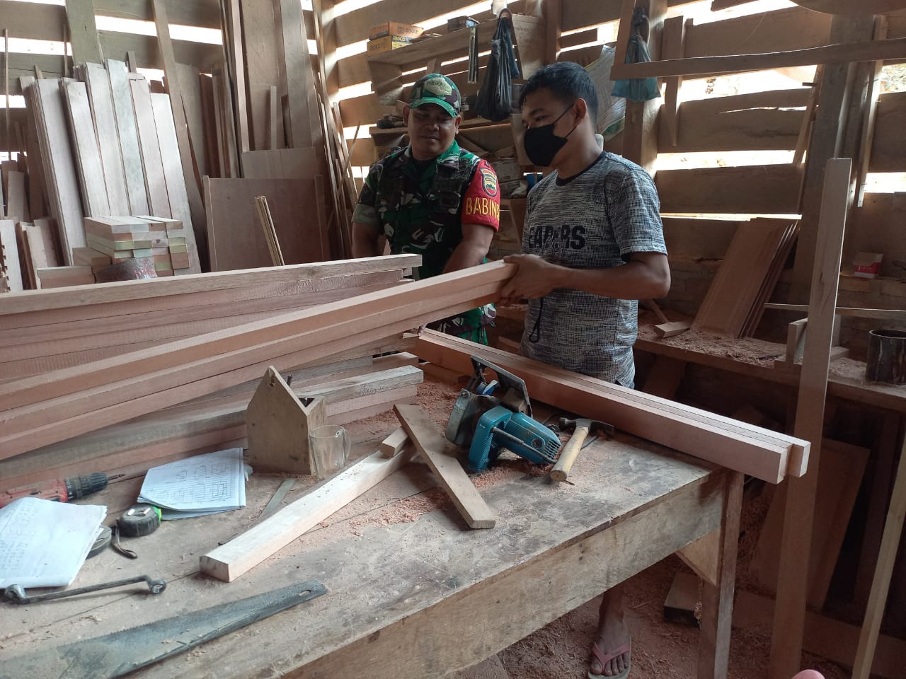 Babinsa Koramil 05/Kolang, Serka Agus Triono melaksanakan kegiatan Komsos dengan warga yang berprofesi sebagai pengrajin perabot kayu, di Desa Satahi Nauli, Kabupaten Tapteng.