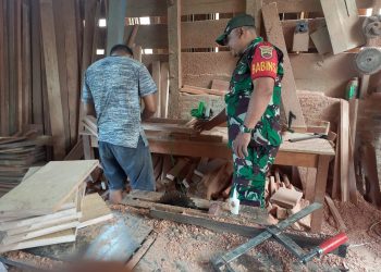 Babinsa Motivasi Pengerajin Kayu Tingkatkan Usaha