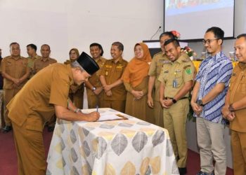 Kadis Kominfo, Drs. Sugeng menandatangani nota kesepakatan rencana aksi daerah kelapa sawit 