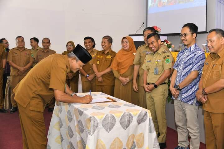 Kadis Kominfo, Drs. Sugeng menandatangani nota kesepakatan rencana aksi daerah kelapa sawit 