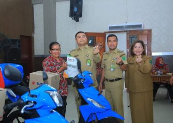 Bupati Labuhanbatu Utara, Hendriyanto Sitorus menyerahkan kendaraan roda dua kepada Penyuluh Lapangan KB (PLKB). 