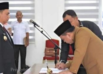 Bupati Labuhanbatu H Erik Adtrada Ritonga saat melantik Hasan Heri sebagai Sekretaris Daerah Labuhanbatu. 