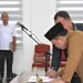 Bupati Labuhanbatu H Erik Adtrada Ritonga saat melantik Hasan Heri sebagai Sekretaris Daerah Labuhanbatu.