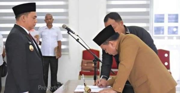 Bupati Labuhanbatu H Erik Adtrada Ritonga saat melantik Hasan Heri sebagai Sekretaris Daerah Labuhanbatu.