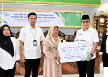 Asisten ll Ikhram Syahputra (dua dari kanan). 