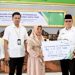 Asisten ll Ikhram Syahputra (dua dari kanan).