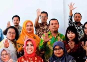 Peserta Rapat Penurunan Stunting berfoto bersama seusai acara. 