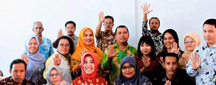 Peserta Rapat Penurunan Stunting berfoto bersama seusai acara. 