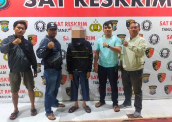 Tersangka saat di kantor polisi